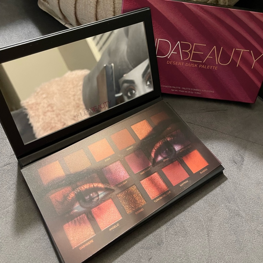 SOLD🚫 Huda Beauty Desert Dusk Palette